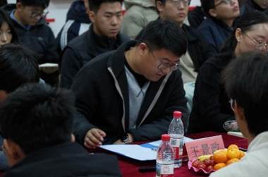 一群人坐在桌子前 AI 生成的内容可能不正确。