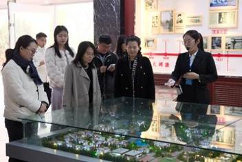 一群人站在柜台前 AI 生成的内容可能不正确。